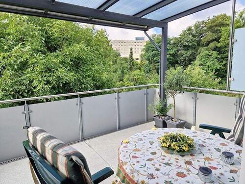 Ausblick - Moderne helle Wohnung mit einem großen überdachten Balkon und hochwertiger Ausstattung!