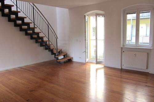 Wohnbereich/Zugang Balkon - Zurzeit vermietet: 3 - Zimmer Maisonettewohnung in toller Lage