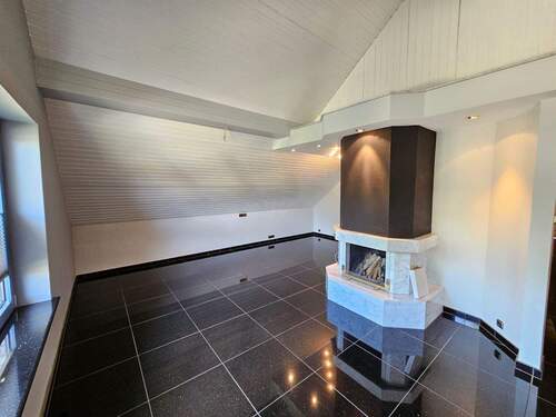 Zimmer mit Kamin im Obergeschoss - 