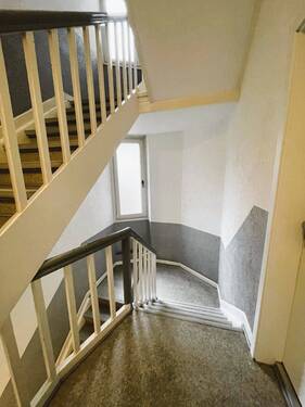 Treppenhaus - WG-taugliche Eigentumswohnung in zentraler Lage