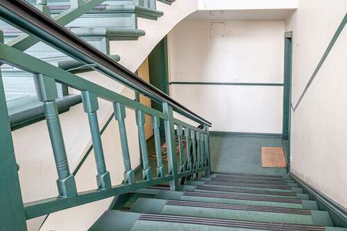 Treppenhaus - 2 Zimmer Etagenwohnung zum Kaufen in Berlin