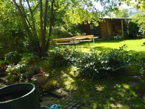 Garten, Südseite mit Gartenhaus - 