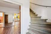 Flur Treppenaufgang - 5 Zimmer Doppelhaushälfte zum Kaufen in Berlin