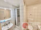 Badezimmer mit Wannenbad und Dusche - 