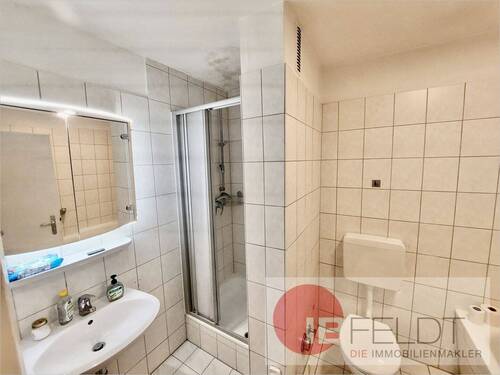 Badezimmer mit Wannenbad und Dusche - 