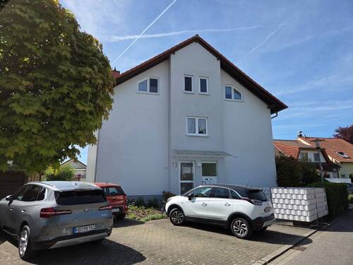 Hausansicht mit Stellplatz - 5 Zimmer Etagenwohnung in Ilvesheim