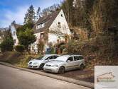 Außen mit Parkplatz. - 9 Zimmer Einfamilienhaus in Altwied
