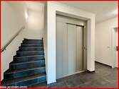 Treppenhaus mit Aufzug - 