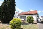 25015-JI-1 - ...das unterkellerte Einfamilienhaus mit Einliegerwohnung, Einbauküche und Garage