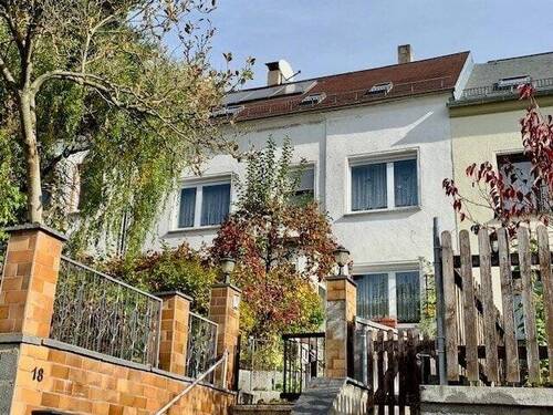 Hausansicht - Einfamilien-Reihenhaus mit viel Platz!