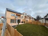 Aussenansicht - NACHHALTIG WOHNEN, ENDLOS WOHLFÜHLEN - 3-Zimmer-Neubau-Wohnung im EG mit Gartenanteil