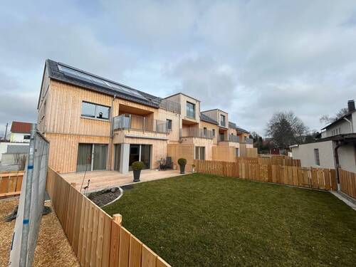 Aussenansicht - NACHHALTIG WOHNEN, ENDLOS WOHLFÜHLEN - 3-Zimmer-Neubau-Wohnung im EG mit Gartenanteil