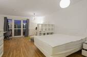 Wohnzimmer Blick auf Schlafbereich - 1 Zimmer Einfamilienhaus in Dresden