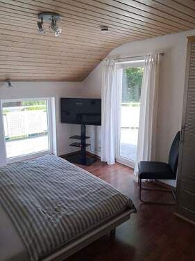 Zimmer 1 m.Tür z. Dachterrasse - 