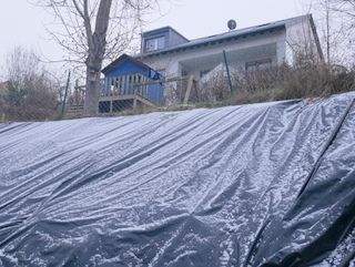 Hanglage hinter dem Haus - 