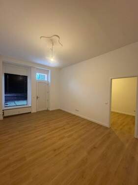 Wohnzimmer - Erstbezug nach Sanierung: Erdgeschosswohnung mit Einbauküche in Berlin-Osloer Straße