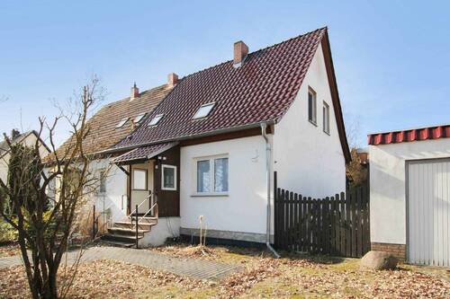 Hausansicht - Haus im Grünen nahe Berlin mit Wärmepumpe, Glasfaser Garage und 988 m² Grundstück