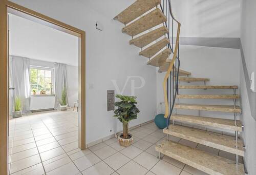 Treppenbereich mit Blick in das Wohnzimmer - 