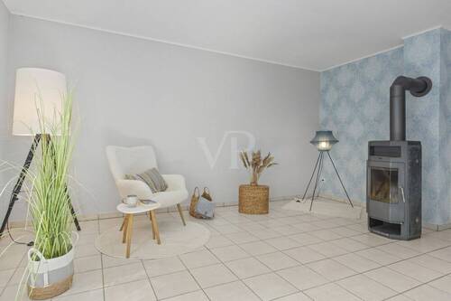 Blick in die gemütliche Kaminecke im Wohnzimmer - Doppelhaushälfte mit 120,00 m² in Wangerland / Hohenkirchen zum Kaufen