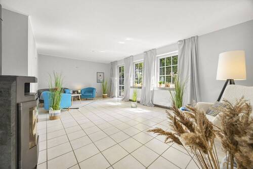 Blick in das freundlich helle Wohnzimmer - 