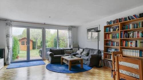 Wohnzimmer m. Blick zum Garten - 4 Zimmer Reihenmittelhaus zum Kaufen in Berlin
