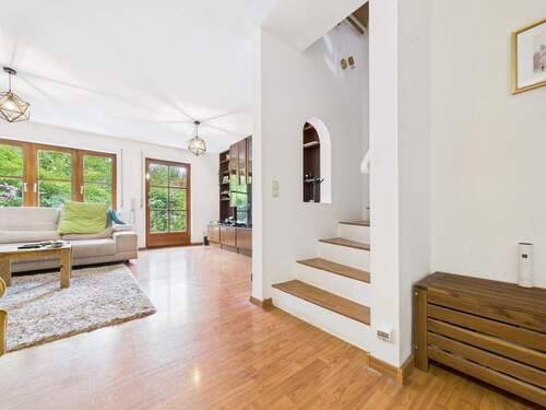 Wohnzimmer mit Treppenaufgang (EG) - 