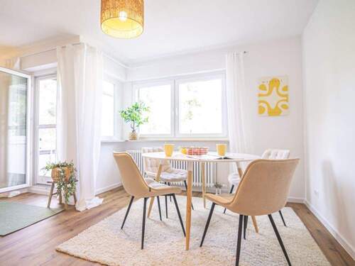 Essbereich im Wohnzimmer mit Zugang... - 