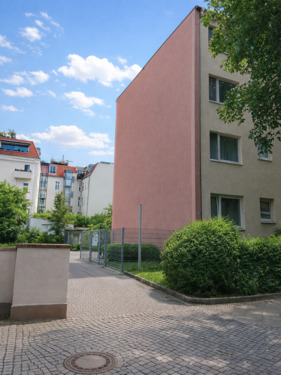 Einfahrt zu den PKW Stellplätz - Etagenwohnung mit 67,00 m&sup2; in Berlin zum Kaufen