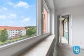 ... mit Zugang zum Balkon - 