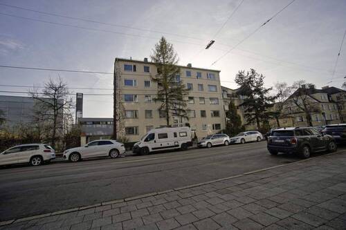 Hausansicht - 3 Zimmer Etagenwohnung zum Kaufen in München