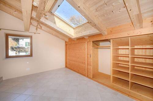 Zimmer mit Sichtdachstuhl, Einbauten... - 