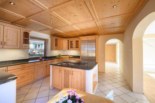 Küche im alpinen Stil mit viel Stauraum - 