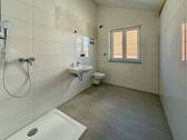 Bad in Wohnung Nr. 1, 3 und 6 - 