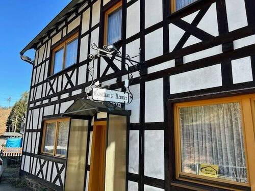 Außenansicht Haus - Haus mit alter Kegelbahn - 75.000,00 EUR Kaufpreis, ca.  200,00 m² Wohnfläche