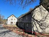 Außenansicht mit Nebengebäude - Mehrfamilienhaus, Wohnhaus mit 200,00 m² in Neuhaus am Rennweg zum Kaufen