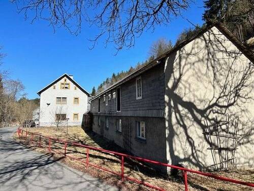 Außenansicht mit Nebengebäude - Mehrfamilienhaus, Wohnhaus mit 200,00 m² in Neuhaus am Rennweg zum Kaufen