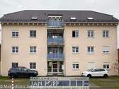 Straßenansicht - Attraktive 3-Raum-Wohnung am Ortsrand mit umlaufendem Balkon und Garage