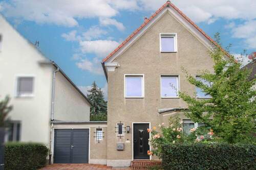 Außenansicht Haus - Zögern Sie nicht: Umfassend renoviertes Einfamilienhaus samt Garten, Garage und 2 Freistellplätzen