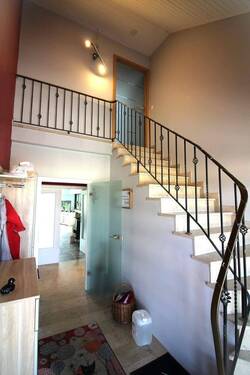 Eingangsbereich mit Treppe ins Obergeschoss - 7 Zimmer Mehrfamilienhaus, Wohnhaus in Rheinberg