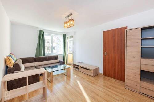 Wohnzimmer mit Zugang Balkon - 2 Zimmer Etagenwohnung zum Kaufen in Berlin