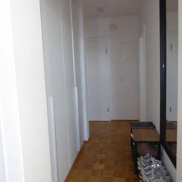 Zweiter Flur mit Kleiderschrank - 2 Zimmer Etagenwohnung in Friedrichsdorf