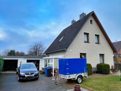 Sraßenansicht mit Garagen - 