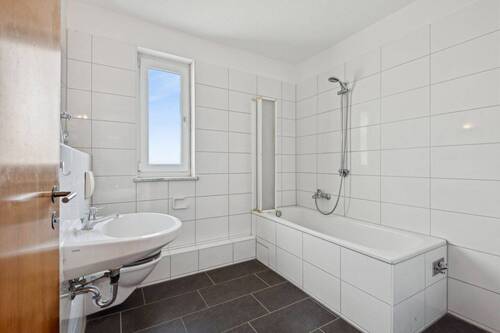 Tageslichtbad mit Wanne - 