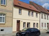 Vorderansicht von links - 5 Zimmer Mehrfamilienhaus, Wohnhaus in Aschersleben