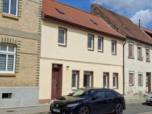 Vorderansicht von links - 5 Zimmer Mehrfamilienhaus, Wohnhaus in Aschersleben