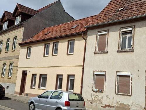 Vorderansicht von rechts - Mehrfamilienhaus, Wohnhaus mit 145,00 m² in Aschersleben zum Kaufen