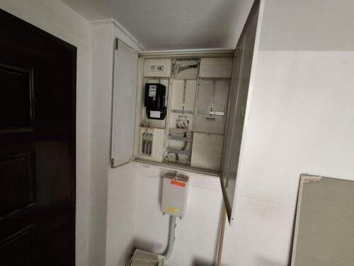 Zählerschrank im Hauseingangsflur - 
