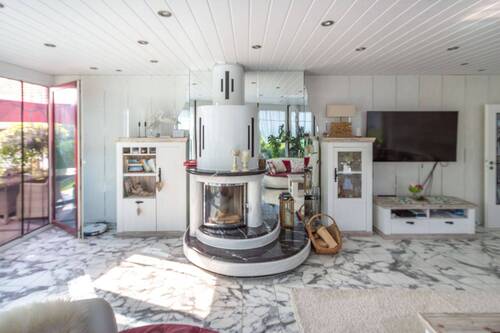 EG Wohnzimmer mit Marmor-Kamin und Ausgang zur Sü - 