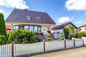 Hausansicht von der Straße mit Garage - 4 Zimmer Einfamilienhaus zum Kaufen in Schwedt/Oder