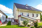 Hausansicht mit Kellerabgang - 
